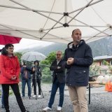 Le conseiller d'Etat Mathias Reynard, la présidente de Martigny Anne-Laure Couchepin-Vouilloz et le directeur de la fondation Foyers Valais de coeur lors de la pose de la première pierre du nouveau foyer à Martigny